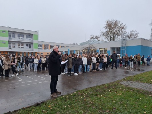 Děti ze ZŠ npor. Eliáše si mohou užívat kompletně opravené venkovní sportoviště