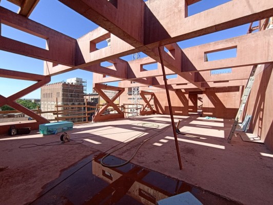 Centrální polytechnické dílny se brzy schovají pod střechu