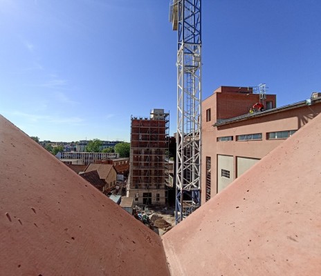 Centrální polytechnické dílny se brzy schovají pod střechu