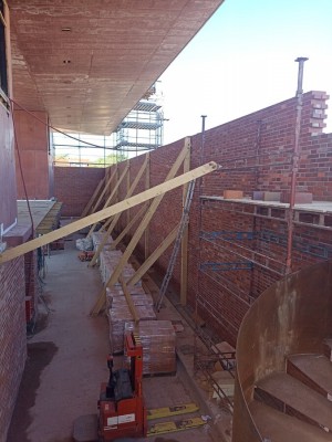 Centrální polytechnické dílny se brzy schovají pod střechu