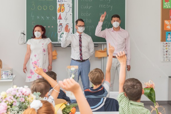 Děti se v nové přístavbě svítkovské ZŠ rozloučily se školním rokem