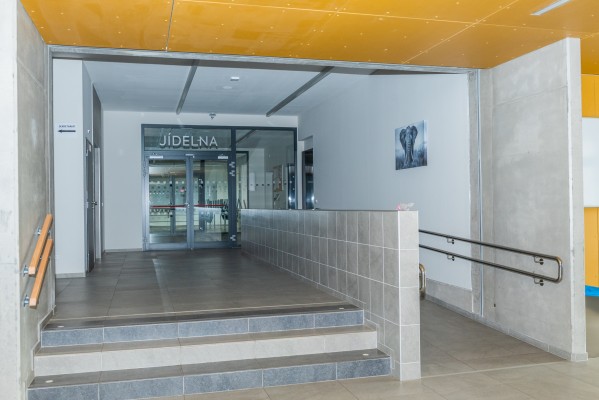 Děti se v nové přístavbě svítkovské ZŠ rozloučily se školním rokem