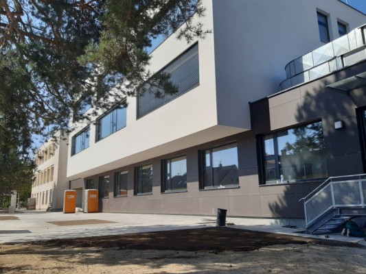 Dokončování úprav kolem školy