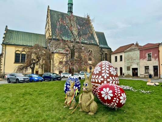 Část náměstí Republiky rozveselila velikonoční výzdoba