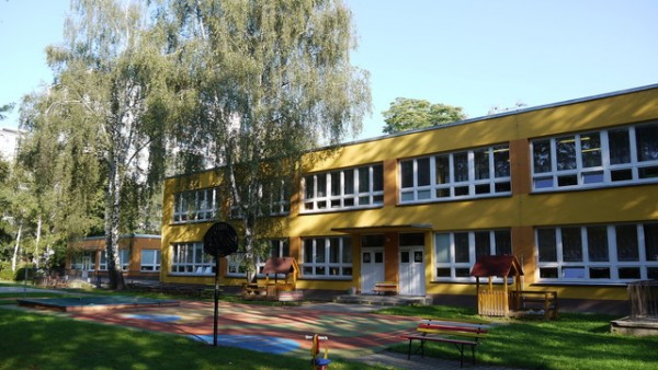 školní zahrada u Červené a Fialové třídy