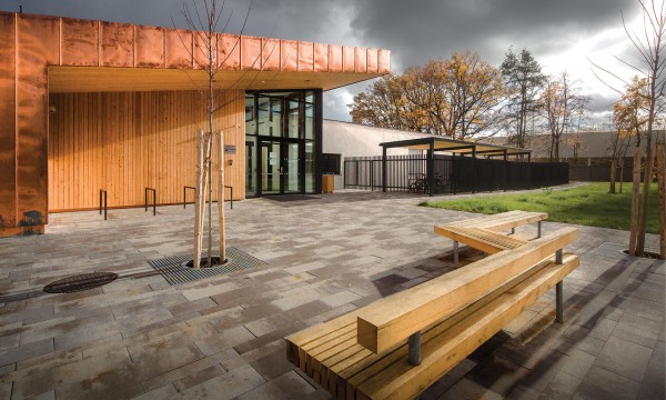 Mateřská škola Doubek v Pardubicích je poskládána z několika nízkých pavilonů