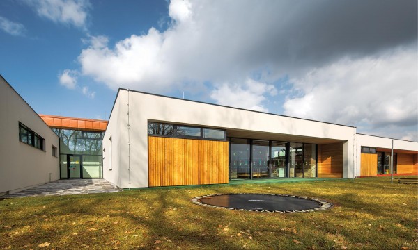 Mateřská škola Doubek v Pardubicích je poskládána z několika nízkých pavilonů