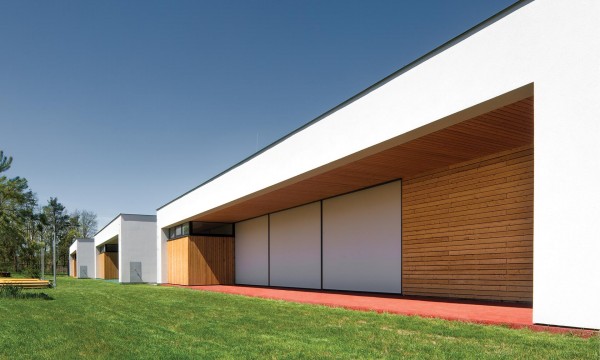 Mateřská škola Doubek v Pardubicích je poskládána z několika nízkých pavilonů