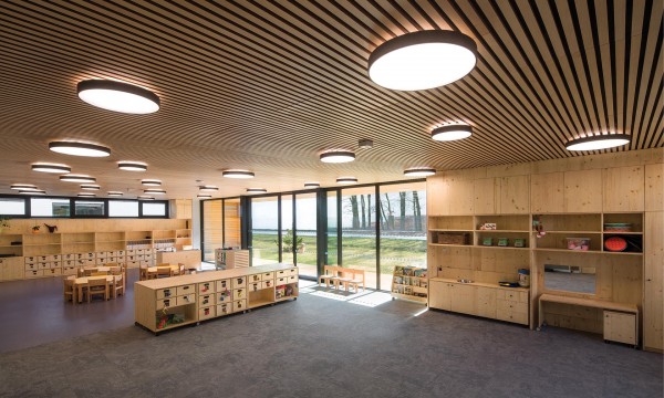 Mateřská škola Doubek v Pardubicích je poskládána z několika nízkých pavilonů