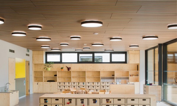 Mateřská škola Doubek v Pardubicích je poskládána z několika nízkých pavilonů