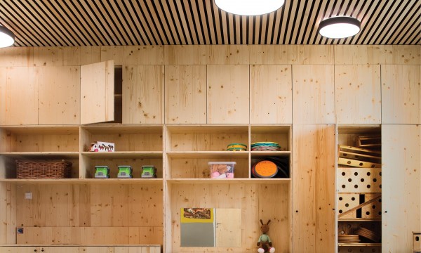 Mateřská škola Doubek v Pardubicích je poskládána z několika nízkých pavilonů