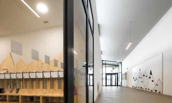 Mateřská škola Doubek v Pardubicích je poskládána z několika nízkých pavilonů