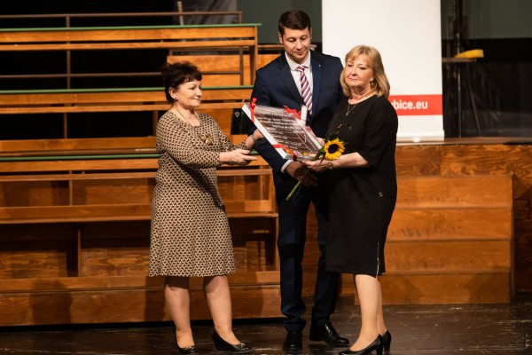 Páteční večer v divadle přinesl další oceněné pedagogy