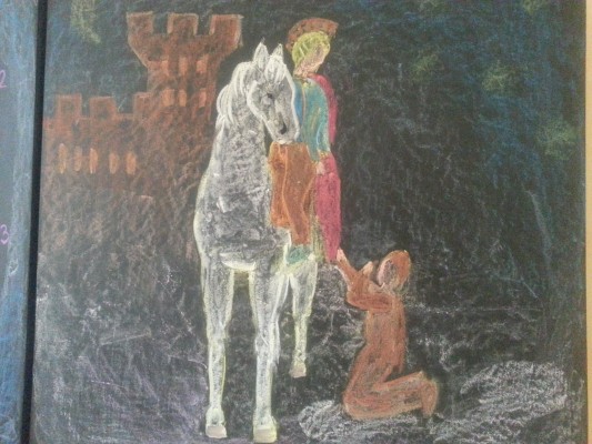 Sv. Martin křídou na tabuli. Na 1. stupni nenajdete interaktivní tabule. Záměrně. Klavír tam však najdete.