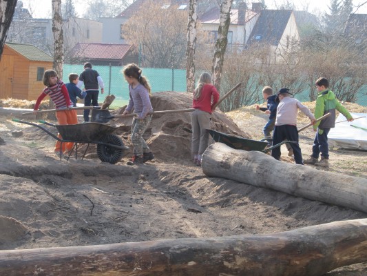 Práce v družině, práce na poli. Budujeme zdravé návyky.