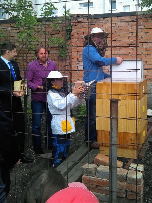 Včely na školním dvoře. Školní med na chlebu ze zahradní pece chutná nejlépe. A víte, kdo vypěstoval obilí na ten chléb? Vždy naši třeťáci.