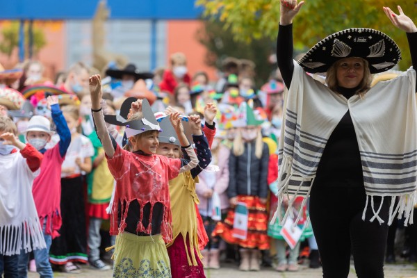 Děti ze ZŠ Erno Košťála si užily den s mexickou velvyslankyní