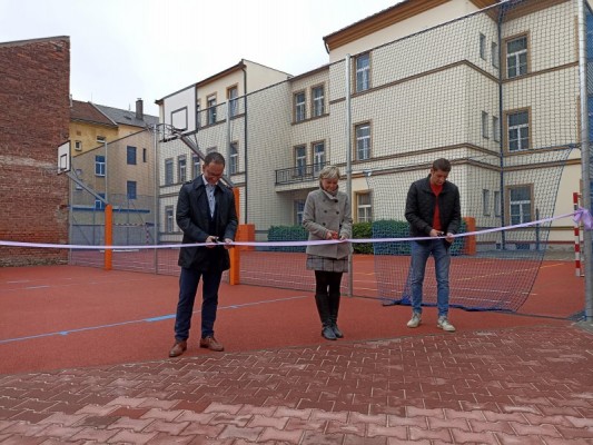 Hřiště u ZŠ Štefánikova se proměnilo v moderní sportoviště