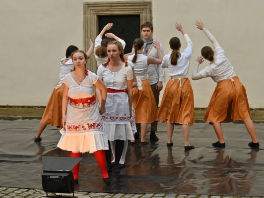 Společné představení dramaťáku a tance "Utonulá" podle K. J. Erbena