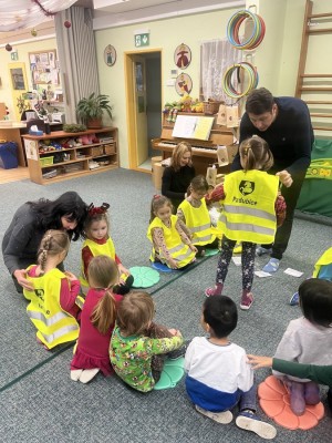 Další várka reflexních vestiček putovala do mateřských školek
